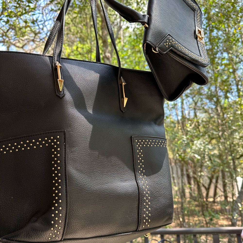 Chic tote/purse set. Black & gold ‘vegan leather’